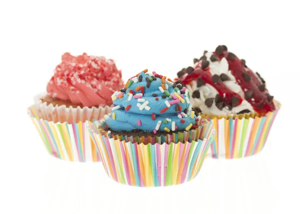 Gruppe von drei bunten Cupcakes isoliert — Stockfoto