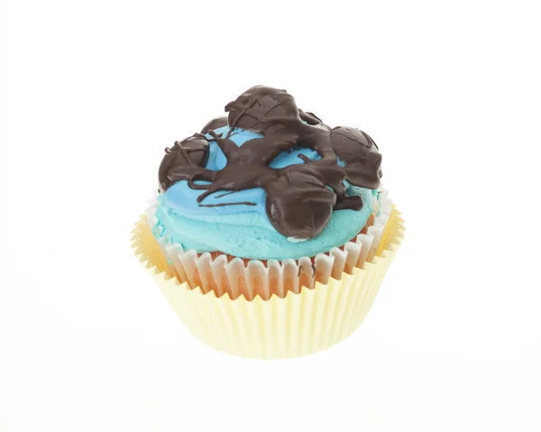 与 chocolatetopping，孤立的蓝色蒙砂蛋糕。. 图库图片