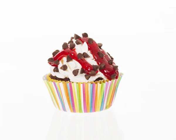 Βανίλια cupcake με κομματάκια σοκολάτας και το κόκκινο σιρόπι, απομονωμένο Royalty Free Εικόνες Αρχείου