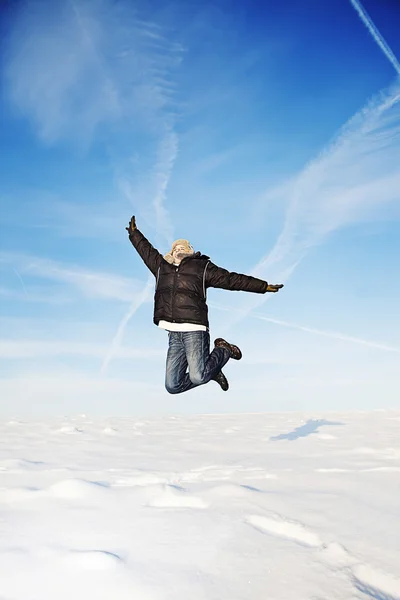 Inverno volare salto felice uomo — Foto Stock