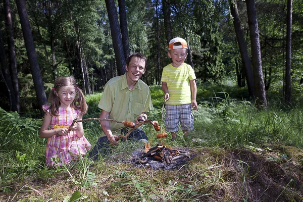 Szczęśliwa rodzina razem w pobliżu ogniska. — Zdjęcie stockowe