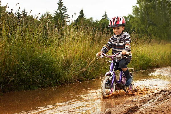 Niño en bicicleta — Foto de Stock