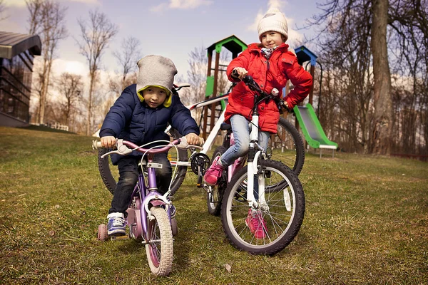 Niños en bicicleta en otoño — Foto de Stock