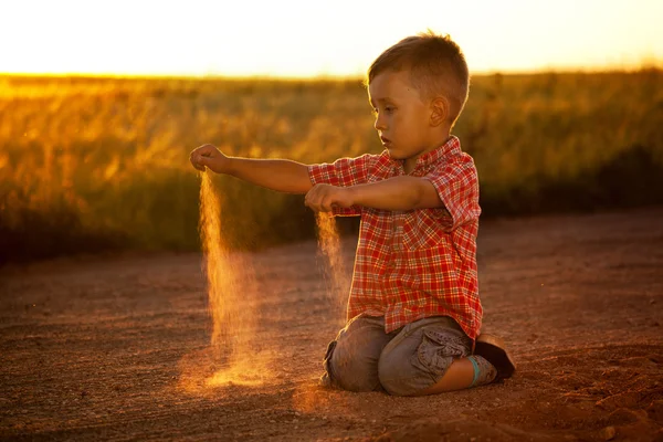 Kid descobre o mundo — Fotografia de Stock