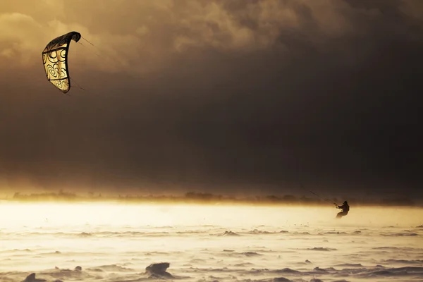 Snowkiten Mann kämpft mit Schneesturm — Stockfoto