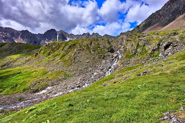 Mountain stream flows from a narrow canyon — Stock Photo, Image