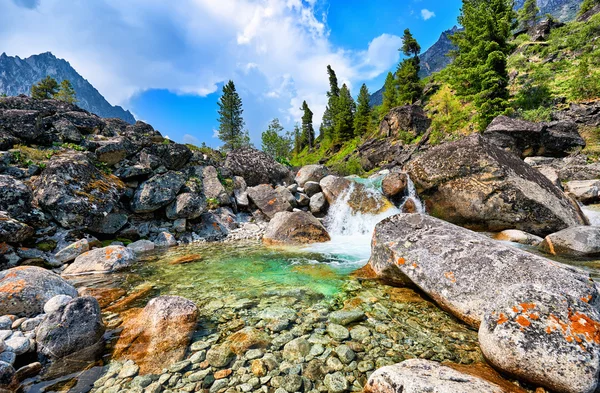 Чистая вода горного ручья и небольшой водопад — стоковое фото