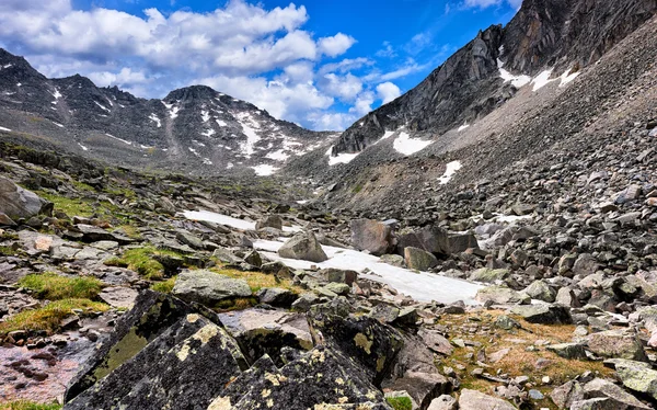 Pass in saddle of  ridge . Eastern Sayan — Stock Photo, Image