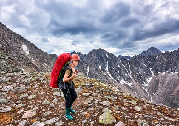Hiking. Woman on pass — Stock Photo, Image