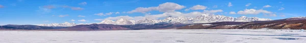 Πανόραμα από το υψηλότερο βουνό σε Sayan βουνά από τη λίμνη Hovsgol — Φωτογραφία Αρχείου
