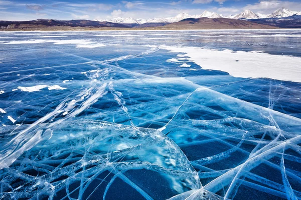 균열에서 아름 다운 얼음입니다. 그것의 바람 — 스톡 사진