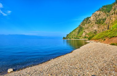 Baykal Gölü kıyı üzerinde küçük çakıl taşları