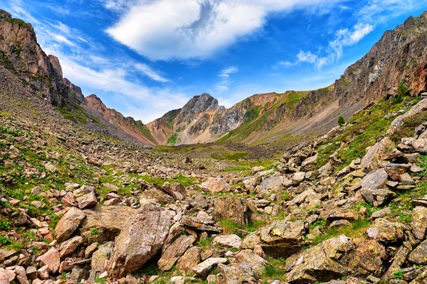 Boulders at top of small mountain valley — Stock Photo, Image