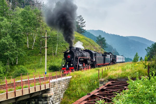 環太平洋 - ロシア連邦イルクーツク州鉄道バイカル - 2016 年 7 月 28 日: 蒸気機関車に乗って線路 — ストック写真
