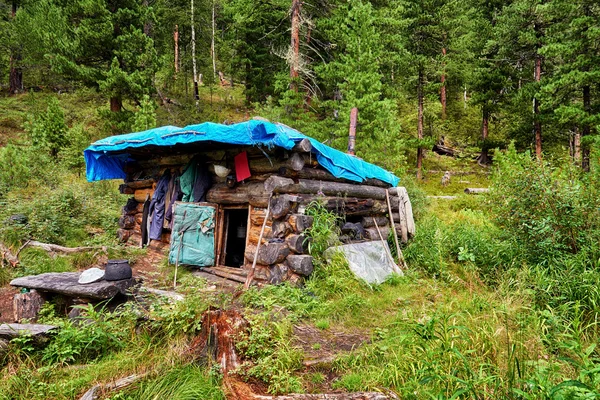 Pequeña cabaña de invierno Buryat cazando en la taiga de montaña. Eastern Sayan. Rusia — Foto de Stock