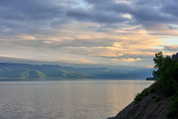 Καλησπέρα Baikal Φως Του Ήλιου Που Διαπερνά Σύννεφα Φωτίζει Τους — Φωτογραφία Αρχείου