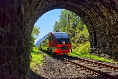 Bir banliyö treni tünele giriyor. Circum-Baykal Demiryolu. Irkutsk bölgesi. Doğu Sibirya