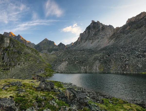 Temprano en la mañana en el lago —  Fotos de Stock