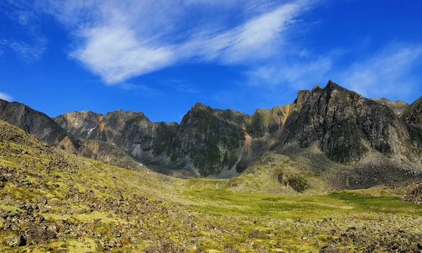 美丽的蓝色天空翻山越岭 — 图库照片