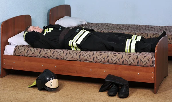 Schlafender Feuerwehrmann — Stockfoto
