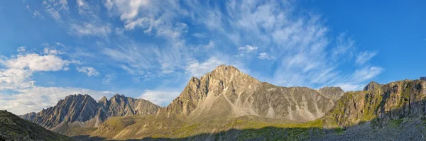 Vacker himmel över bergstopparna i juli — Stockfoto