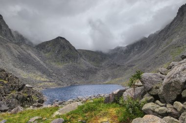 Dağ Havzası altındaki küçük bir göl