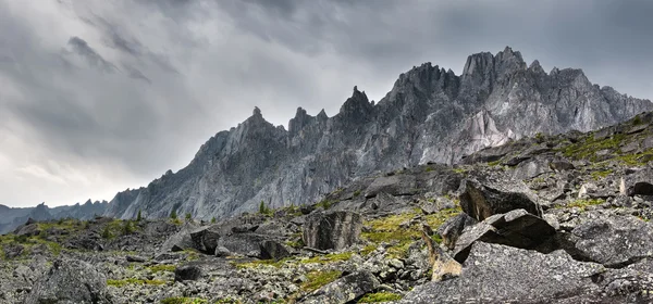 Getande ridge bergen — Stockfoto