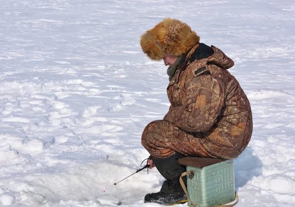 Fisherman on ice fishing — Stock Photo, Image