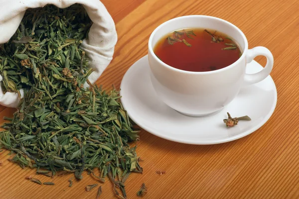 Hierba y taza de té saludable —  Fotos de Stock