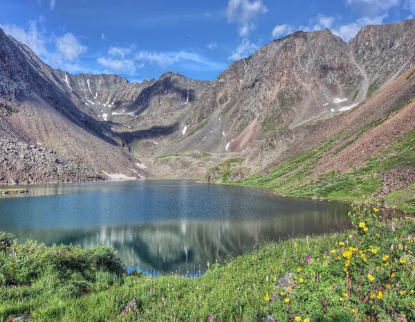 Lac de montagne situé entre la pente du pic — Photo