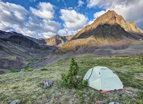 Tenda turística na tundra montesa da Sibéria Oriental — Fotografia de Stock