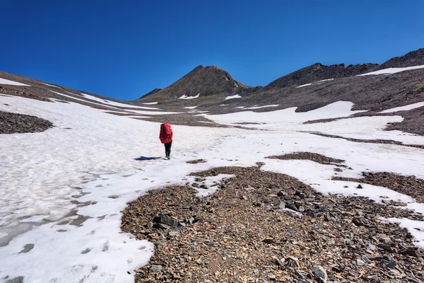 Dağ Hiking. Dağ yaylada yürüyen turist — Stok fotoğraf
