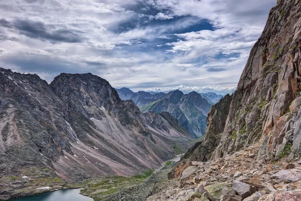 Le sentier le long des hautes falaises dans les montagnes de Sibérie orientale — Photo