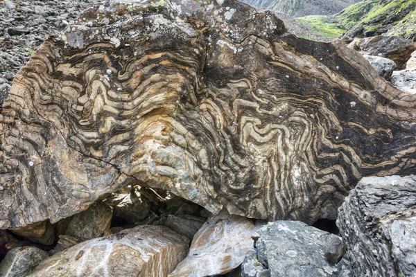 Katmanlı bir doku ile metamorfik taş — Stok fotoğraf