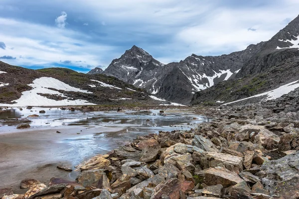 Rocks, water and alluvial sand in a small mountain valley — Stock Photo, Image