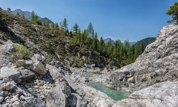 Bright rocks in narrow valley of mountain stream. Eastern Sayan. Buryatia — Stock Photo, Image