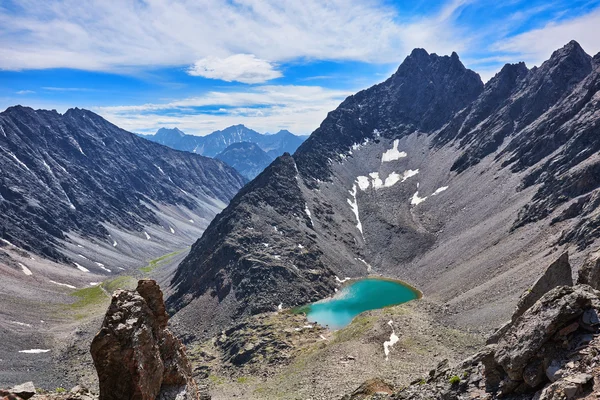 Λίμνη βουνό σε μια ανοικτή τσίρκο — Φωτογραφία Αρχείου