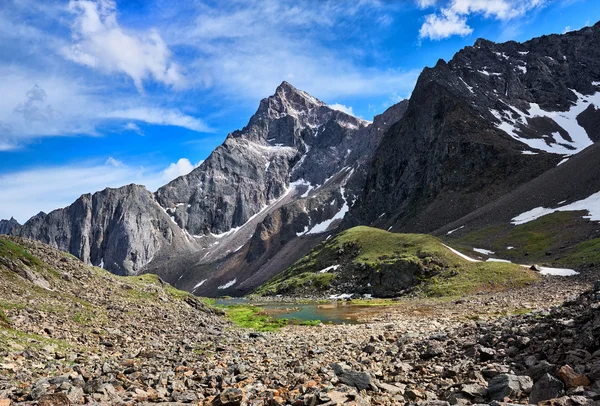 Pointed peak in the mountains of Siberia — Stock Photo, Image