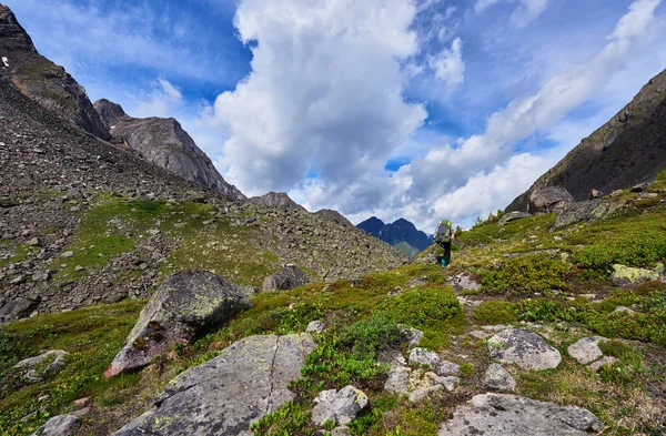 Woman tourist on a background of mountain tundra — Stock Photo, Image