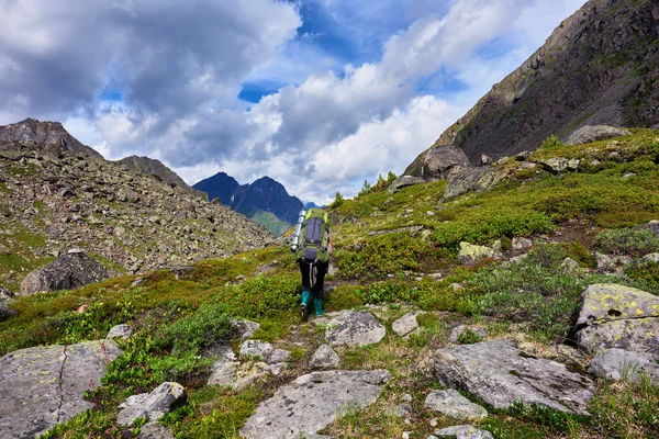 Hiking. Woman walks on a mountain path — Stock Photo, Image