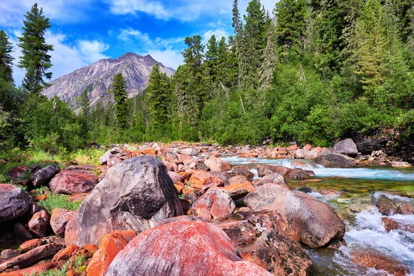 Orangefarbene Steine im Einklang mit dem Bergfluss — Stockfoto