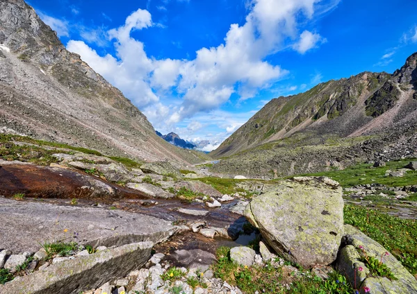 Creek with running water for monolithic slab — Stock Photo, Image