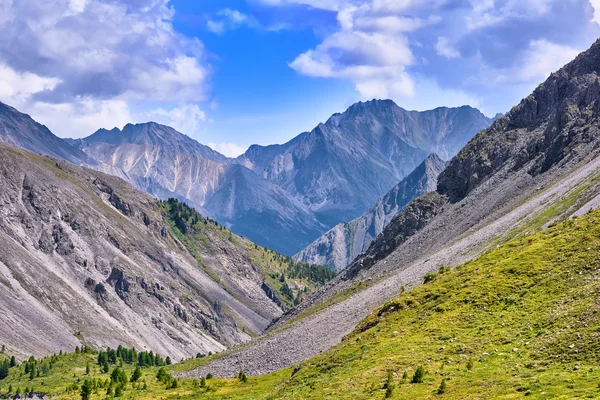 Berghellingen en de piek in de zomer — Stockfoto