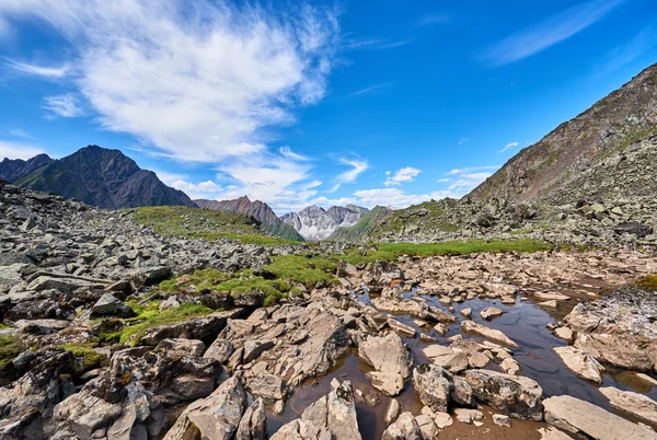 Fragments of rocks in water — Stock Photo, Image