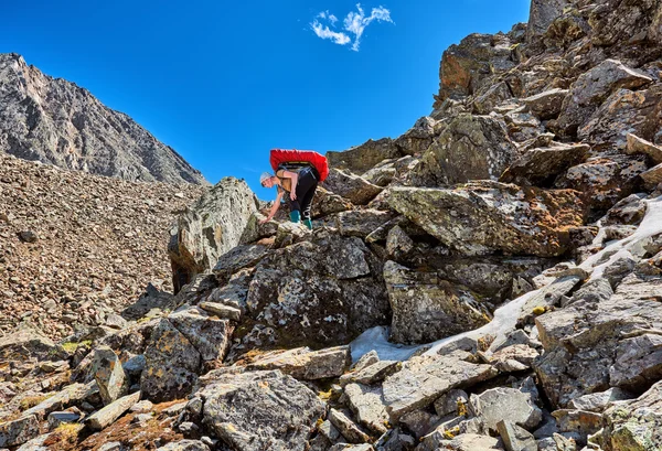 Hiking. Woman with a backpack gently descends — Stock Photo, Image