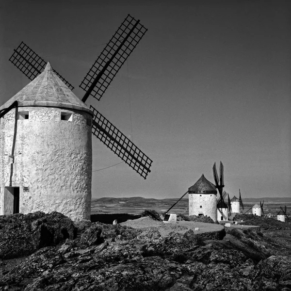 Paisaje de molinos de viento pueblo Imágenes de stock libres de derechos