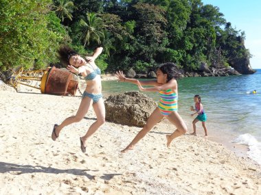 genç kızların plaj