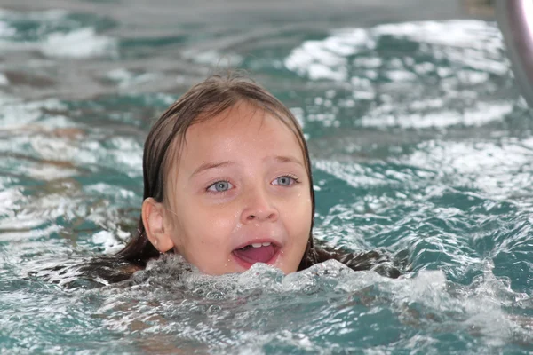 Kız çocuk içinde havuzu — Stok fotoğraf