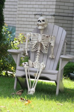 Sandalye avluda oturan iskelet