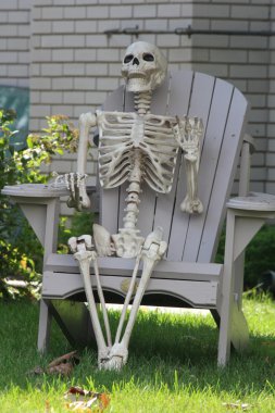 Sandalye avluda oturan iskelet